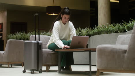 mujer de negocios trabajando en la sala del hotel.