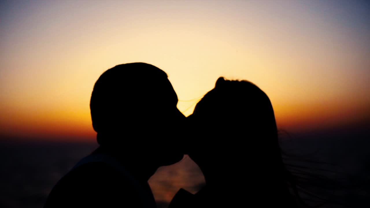 해가 지면 키스하는 커플