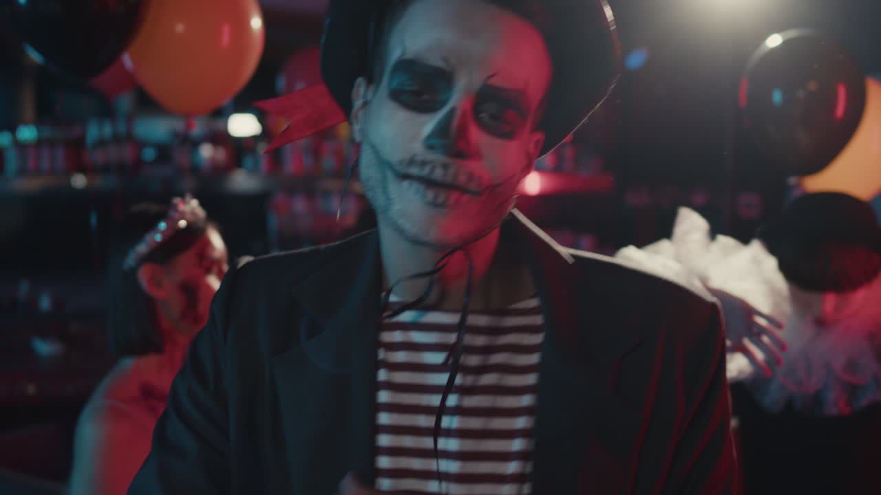 젊은이가 카메라를 쳐다보고 있습니다.