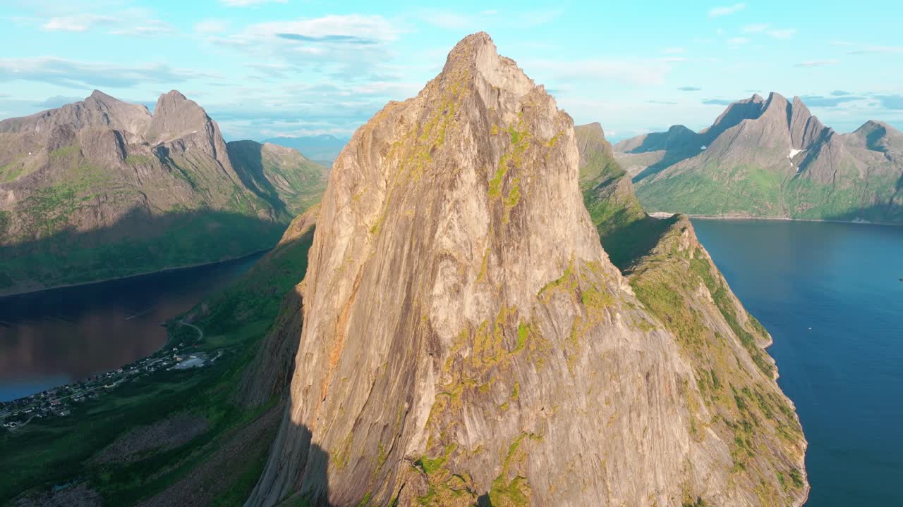 노르웨이 센자 섬의 헤스텐 하이킹 트레일에서 산 세글라