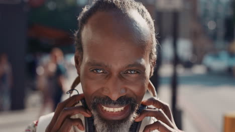 retrato en cámara lenta de un hombre afroamericano maduro y feliz escuchando música