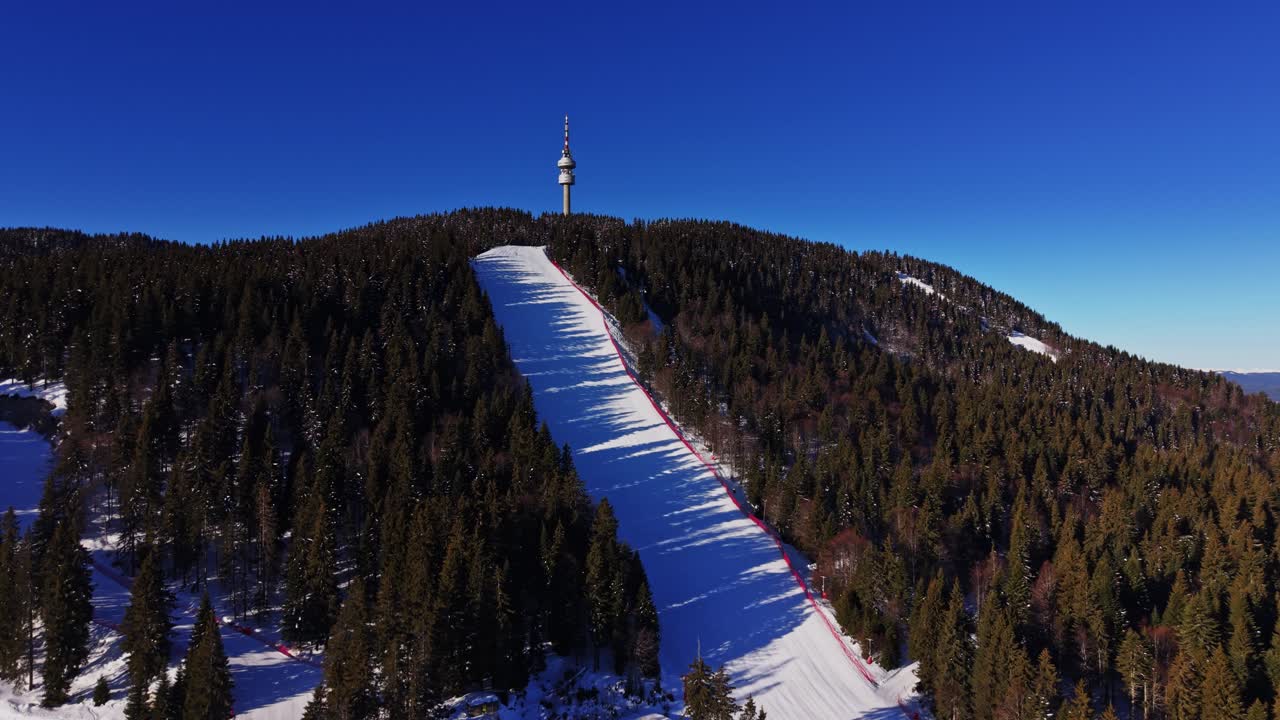 Lyžařské svahy v bulharských Karpatech během zimní sezóny.