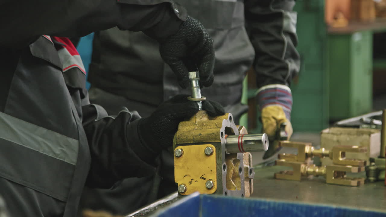 Operai che assemblano i dettagli di un trattore in fabbrica