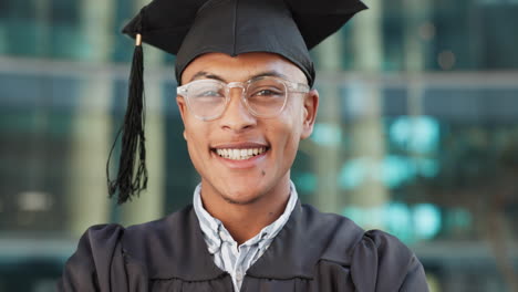 cara, al aire libre y hombre con graduación
