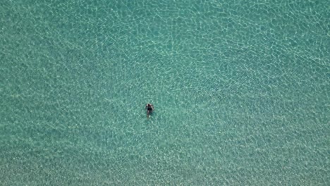 Hombre-Nadando-En-Agua-Cristalina-Turquesa