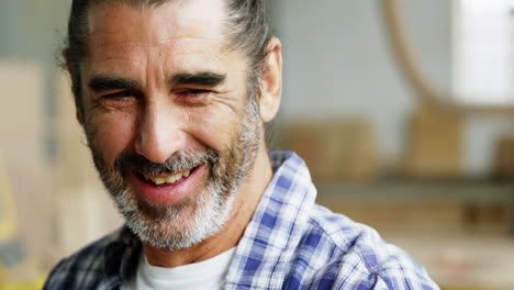 retrato de un carpintero sonriente