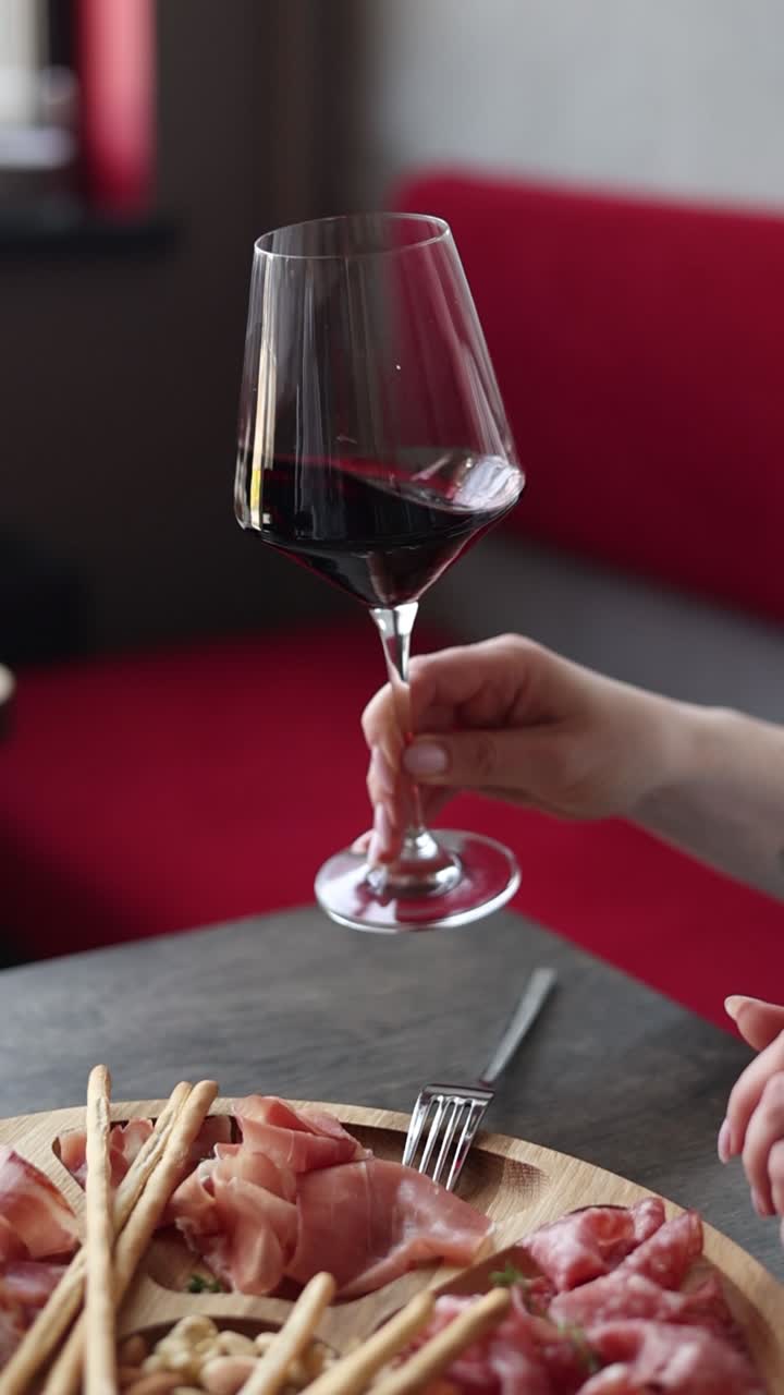 사쿠테리 접시 와 함께 은 와인을 즐기는 여자