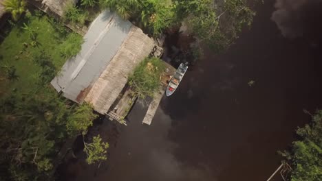 Vista-Aérea-De-Una-Casa-Flotante-Indígena-En-El-Delta-Del-Río-Orinoco,-Venezuela