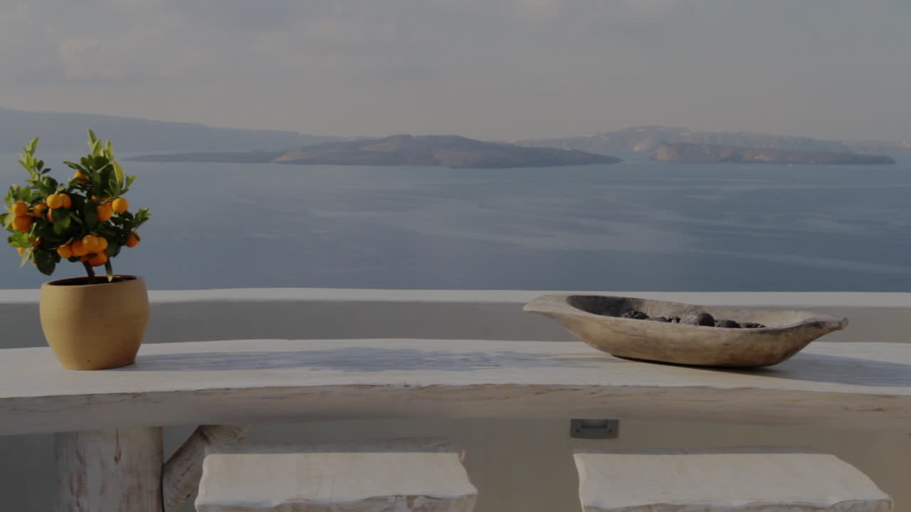 vista desde una terraza de vacaciones con vistas al majestuoso paisaje marino de santorini