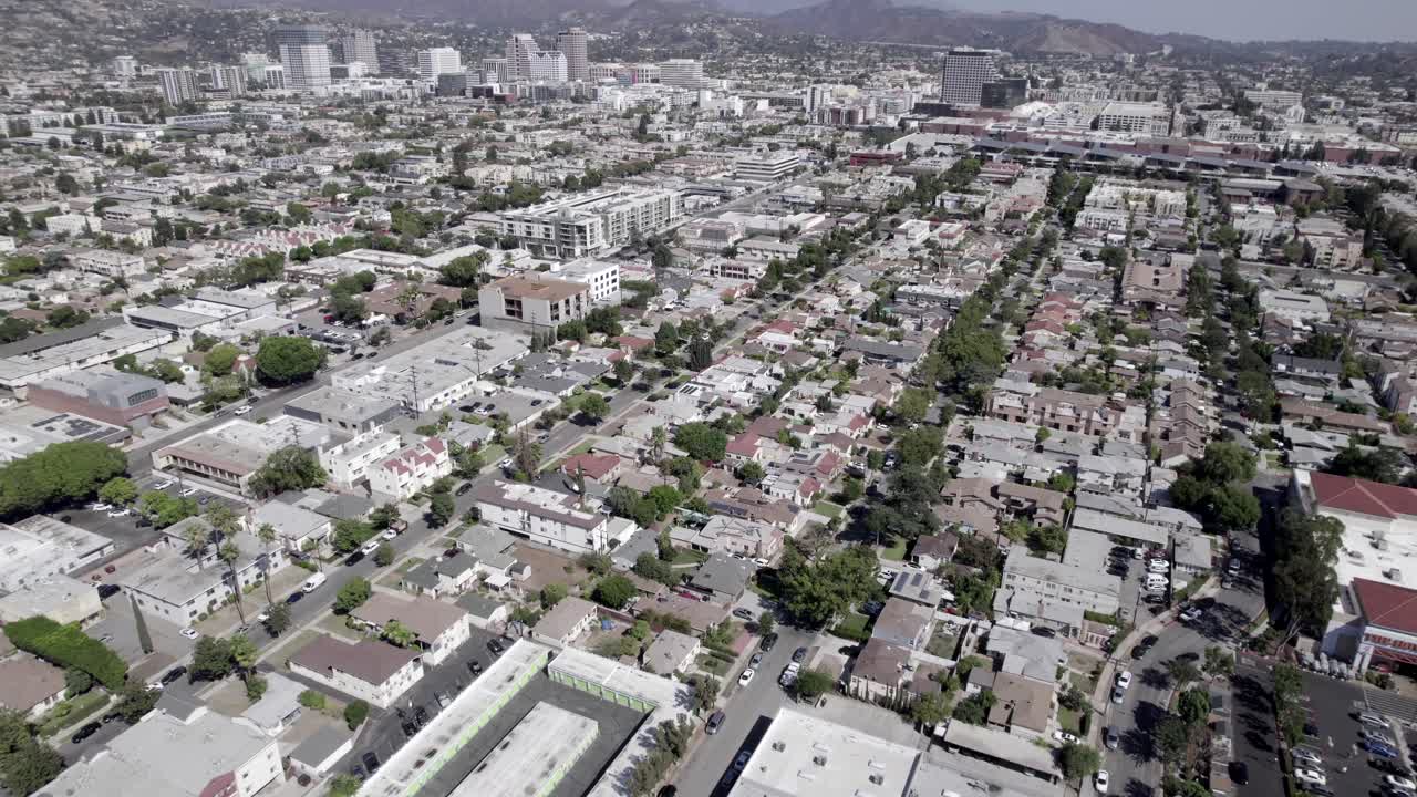Vista aerea su edifici bianchi del paesaggio urbano di Glendale, architettura del quartiere e della comunità.
