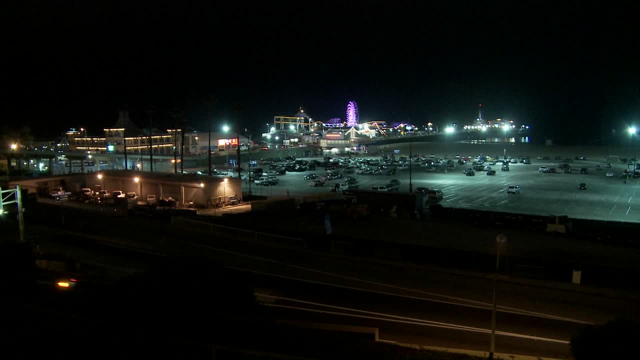 로스 앤젤레스의 산타 모니카 부두와 교통의 야간 촬영