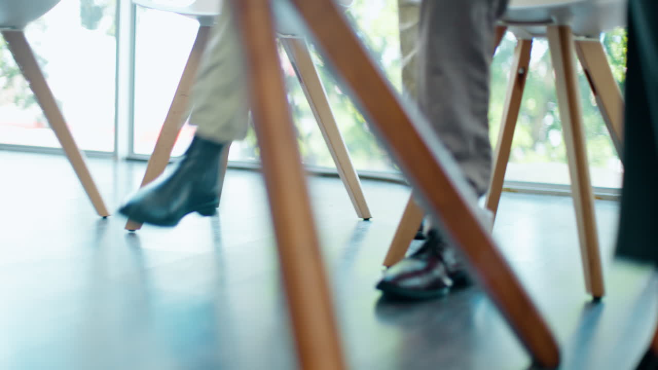reunión de inicio, oficina y zapatos de la gente de negocios