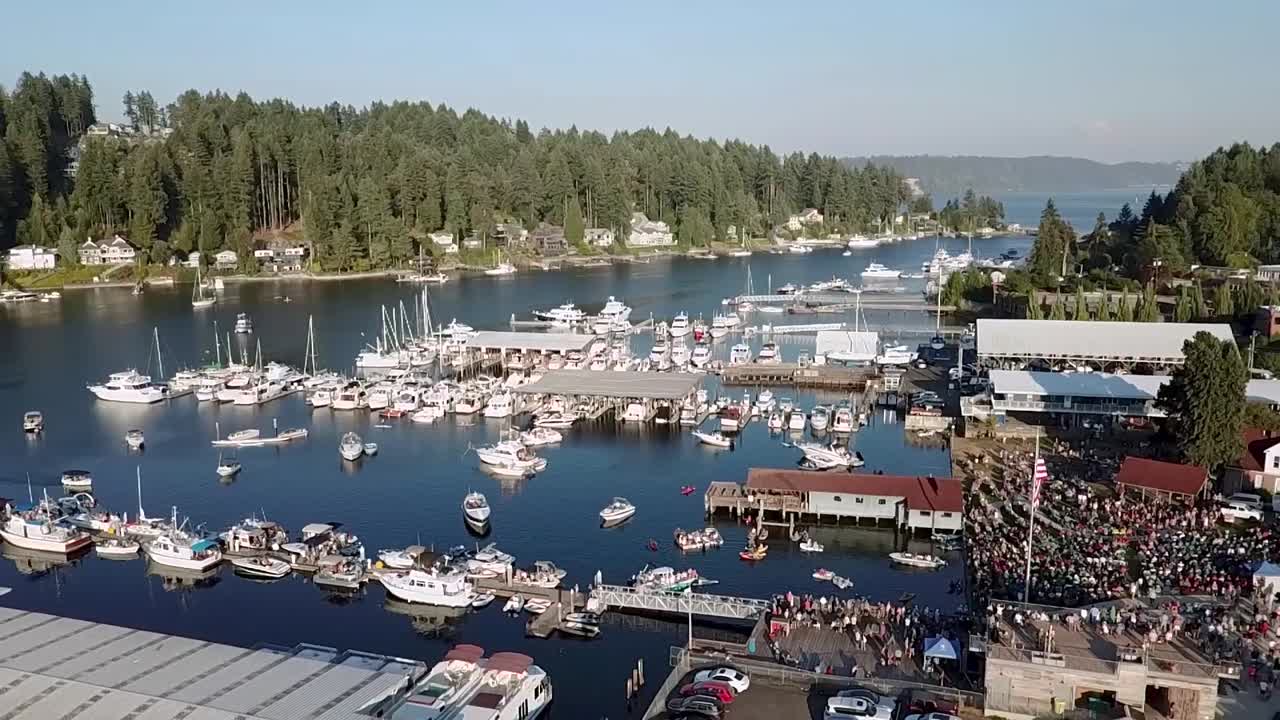 barcos atracados en el puerto deportivo y el astillero del puerto de conciertos - multitud de personas se reúnen y ven un concierto gratuito al aire libre en el parque de los hermanos skansie y en el puerto de conciertos, washington, ee.uu.