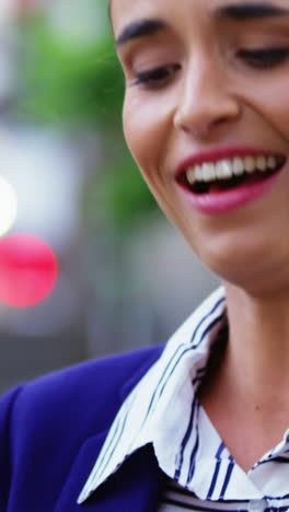 mujer de negocios enviando mensajes de texto en el teléfono móvil