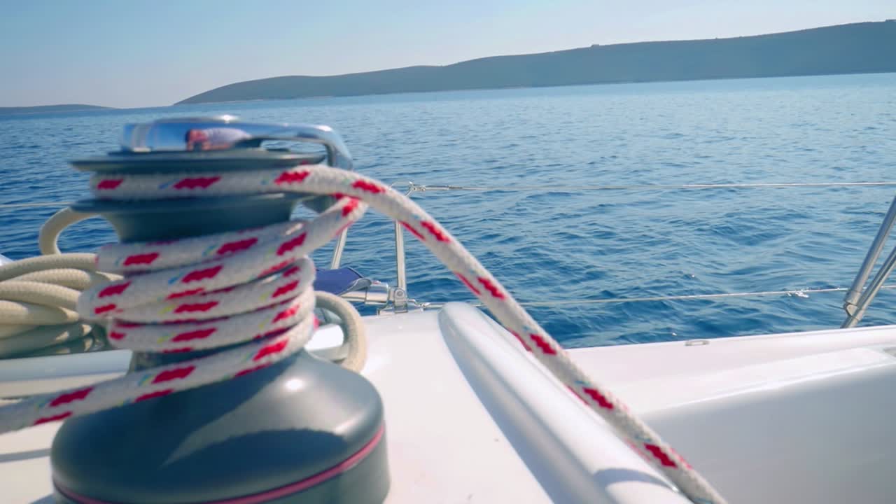 cuerda enrollada en un cabrestante - barco navegando sobre el mar - cerrar
