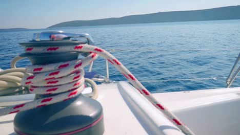 Seil-Auf-Einer-Winde-Gerollt---Boot-Segelt-über-Das-Meer---Nahaufnahme