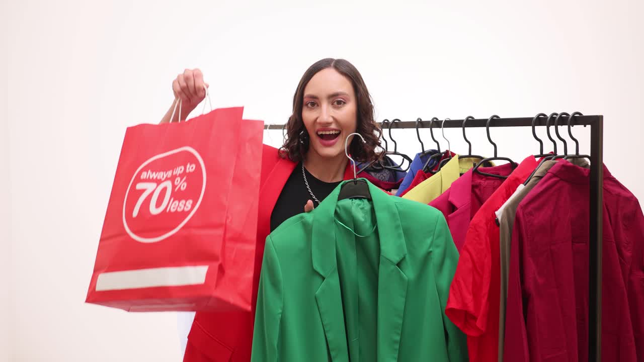 옷을 쇼핑하는 여자