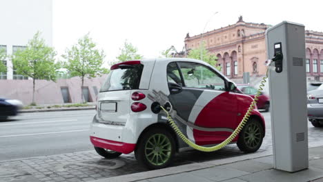 Coche-Eléctrico-En-La-Estación-De-Carga-En-La-Calle.