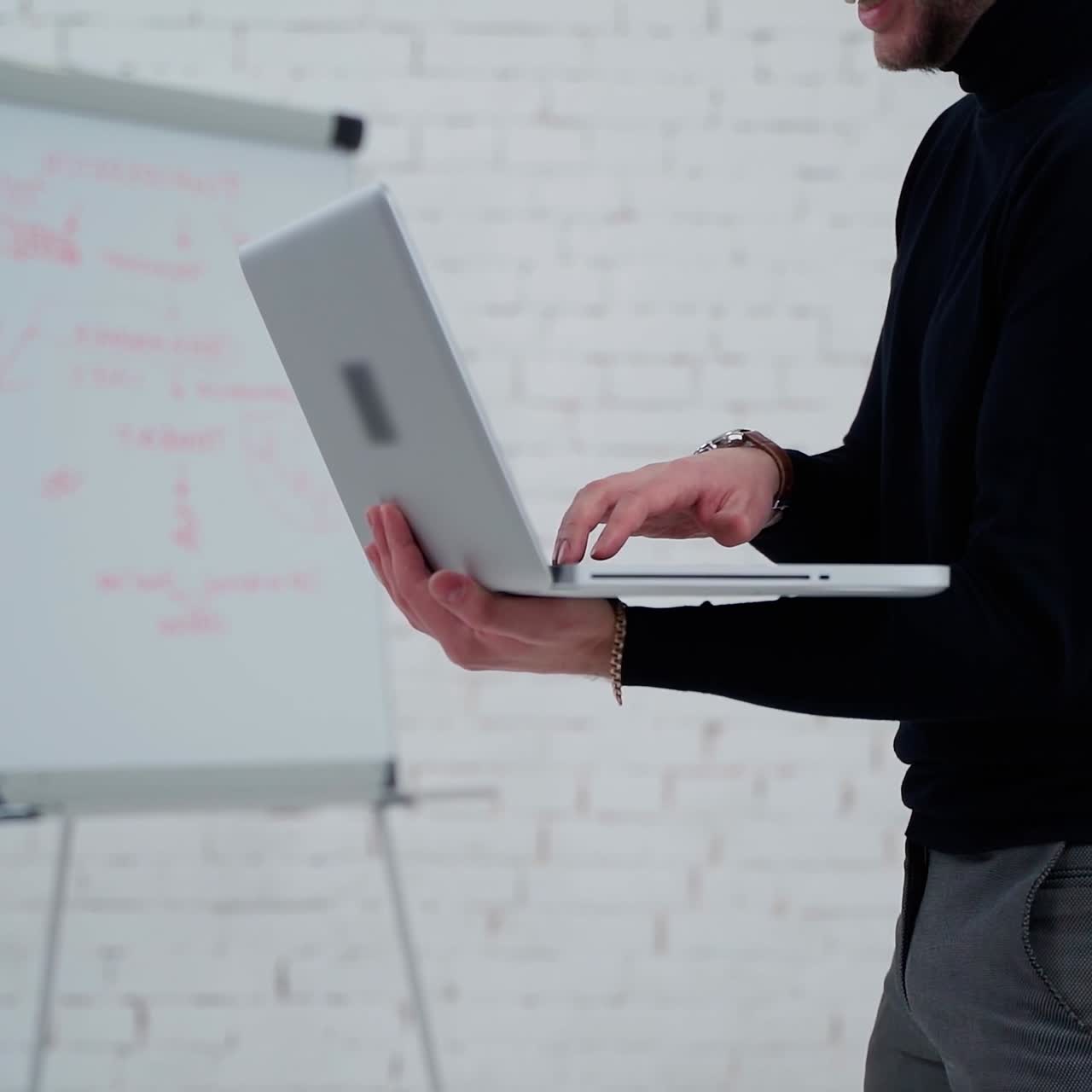 hombre de negocios trabajando con una computadora portátil