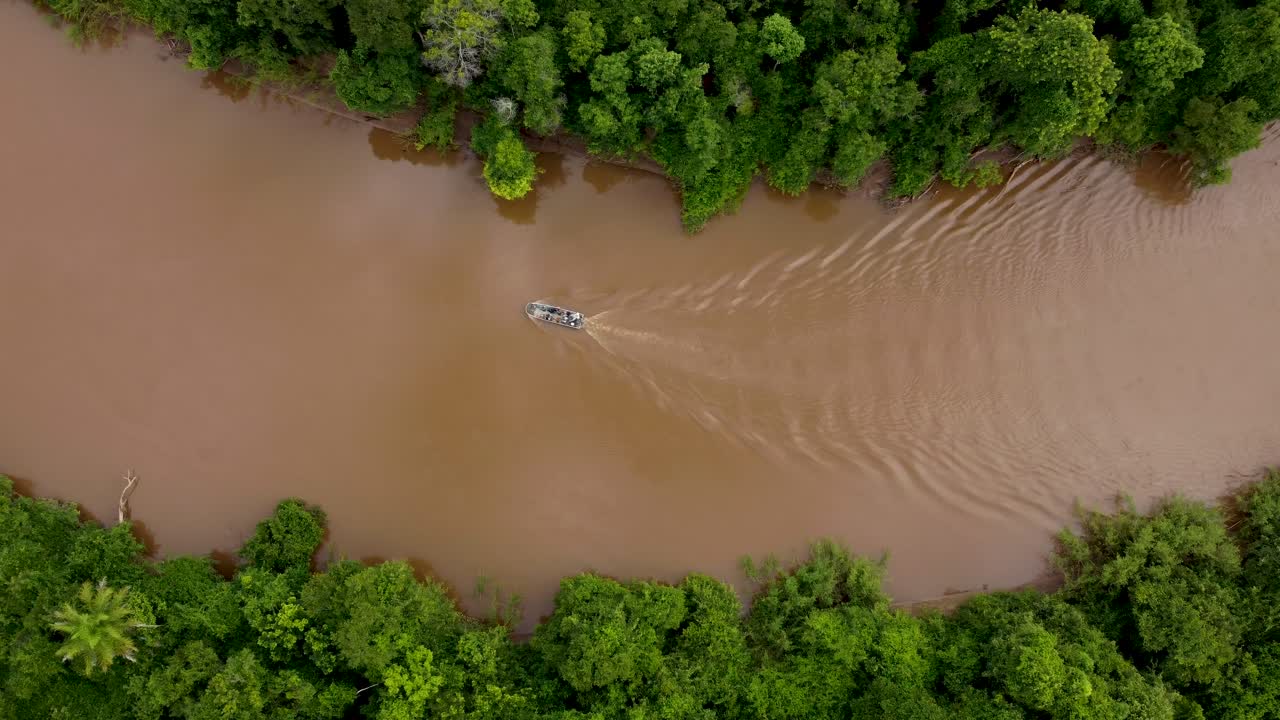 río y barco desde arriba en pantanal - brasil