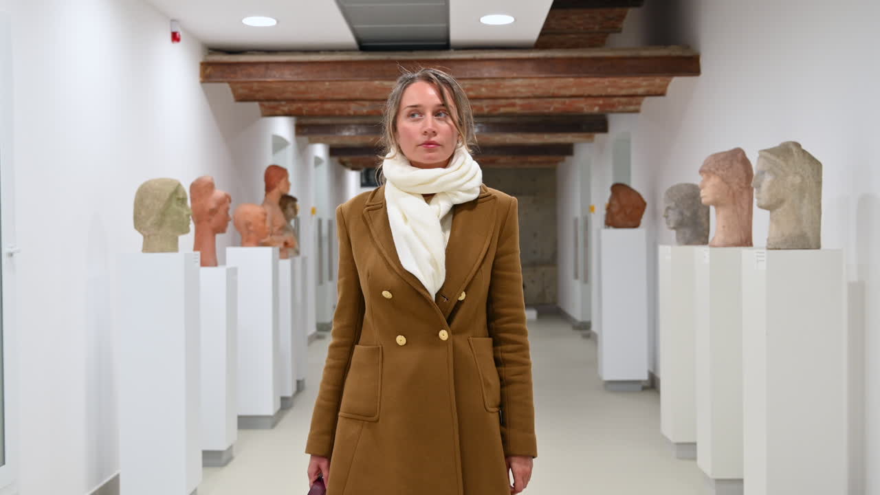 CHISINAU, MOLDAVIA - 18 OTTOBRE 2021: visitatrice al Museo nazionale d'arte della Moldavia