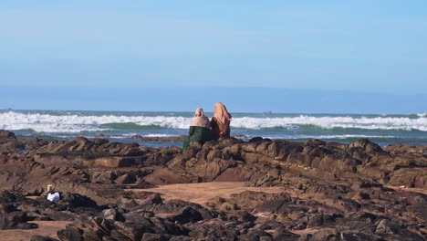 Frauen-Am-Strand,-Die-Das-Meer-In-Casablanca-Marokko-Beobachten