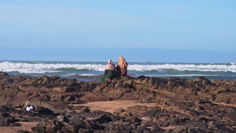 mujeres en la playa mirando el océano en casablanca marruecos