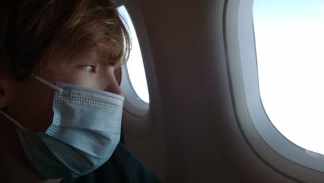 adolescente en el avión