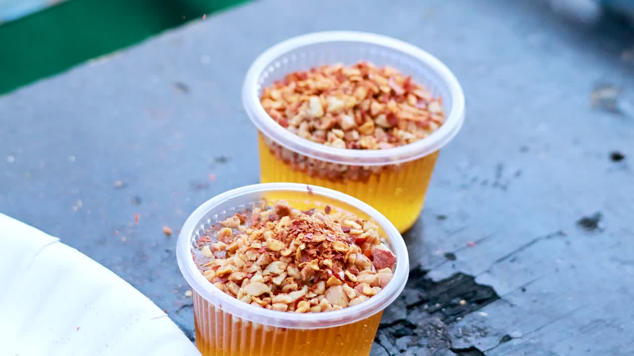 칠리 플레이크를 달한 소스 컵에 는 것