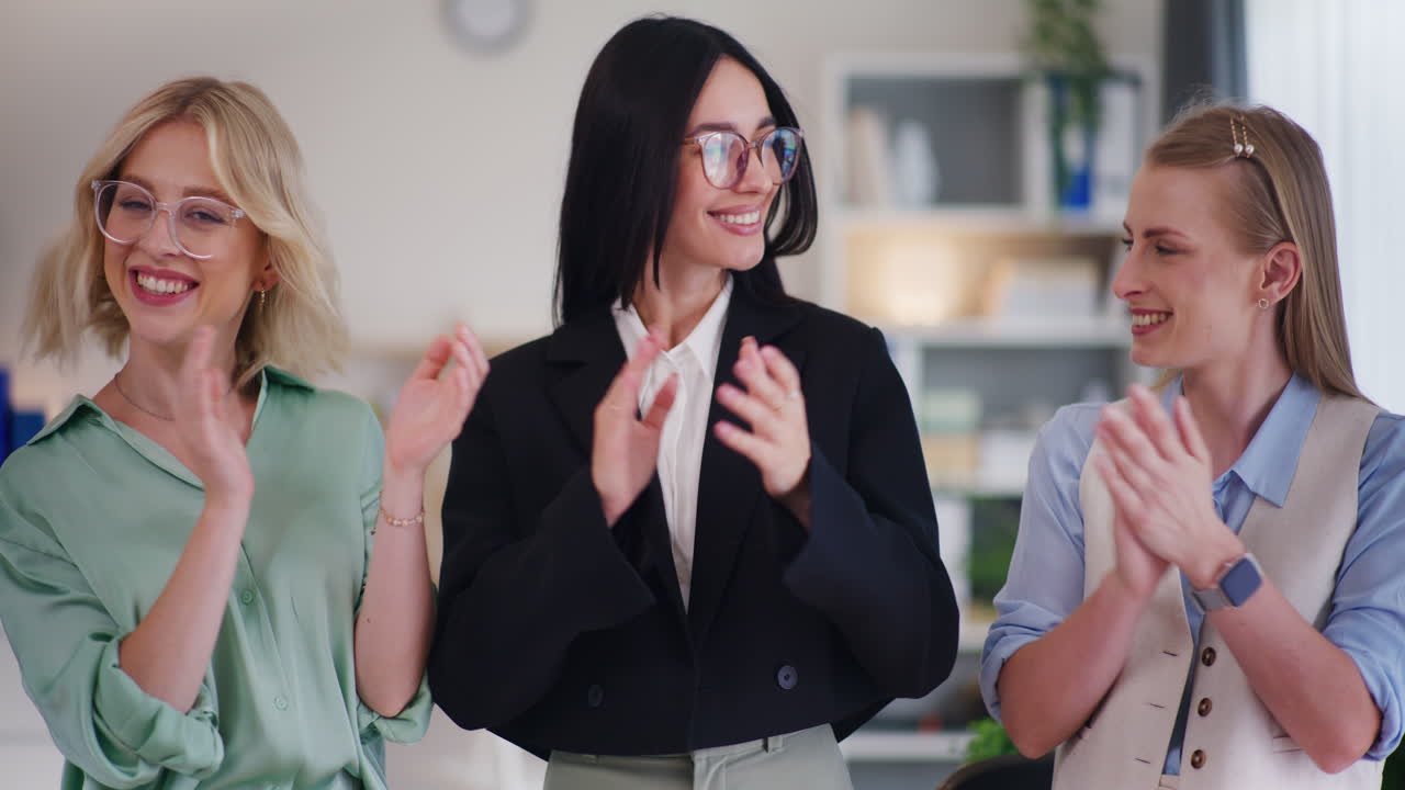 las mujeres disfrutan de altos resultados de ventas en la empresa