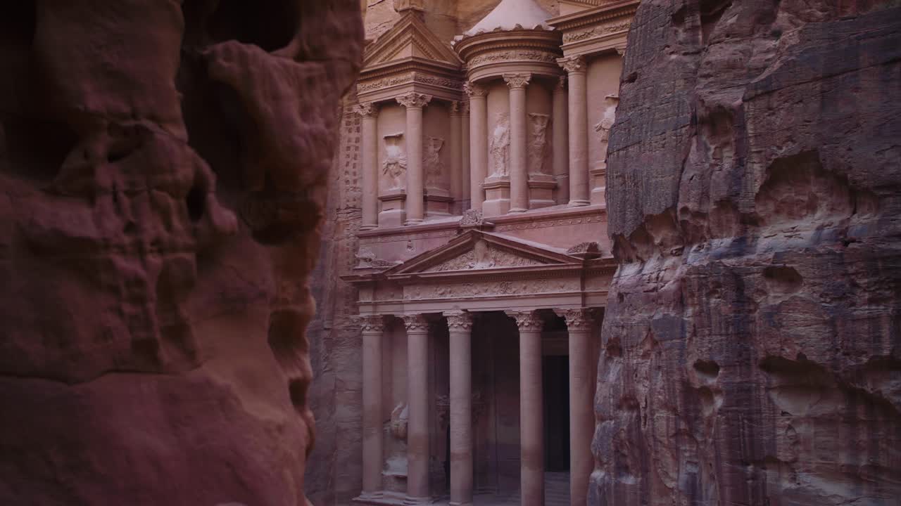 Le Bâtiment du Trésor sculpté dans une falaise de grès à Pétra, Jordanie.