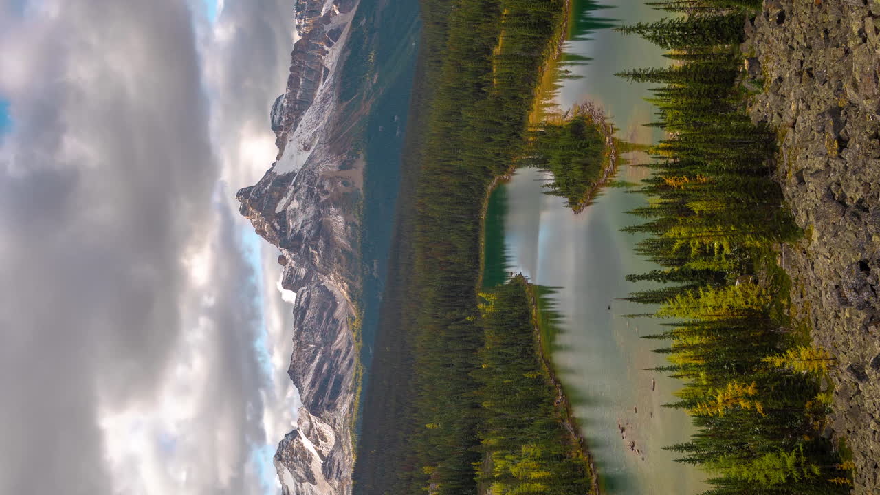 lapso de tiempo vertical de 4k de la naturaleza prístina de canadá, las nubes se mueven sobre el pintoresco valle y las colinas nevadas