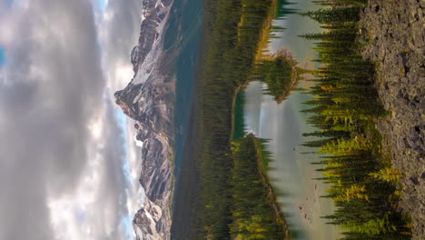 lapso de tiempo vertical de 4k de la naturaleza prístina de canadá, las nubes se mueven sobre el pintoresco valle y las colinas nevadas