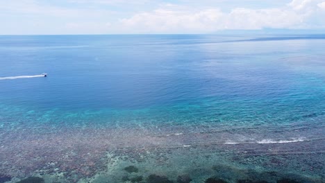 Barco-De-Buceo-Que-Viaja-Sobre-El-Hermoso-Verde-Turquesa-Y