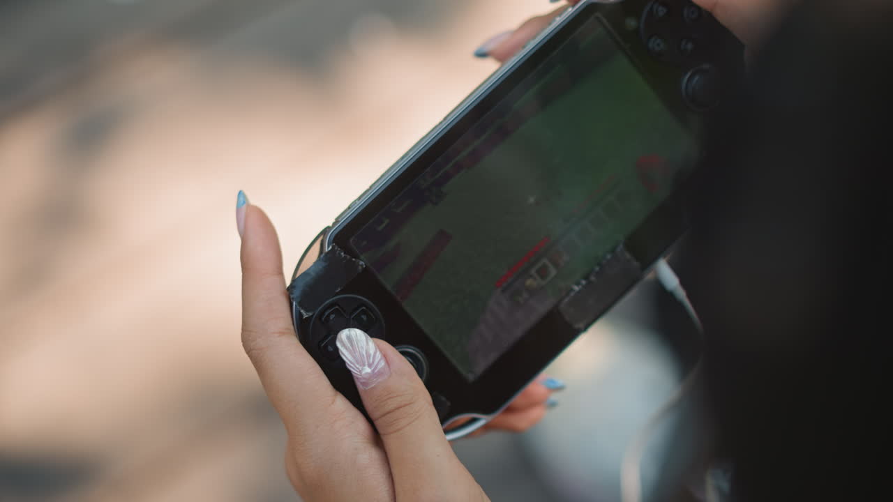 Una mujer negra sostiene una consola portátil con las manos, un viajero pulsa botones, un streamer practica combos, un jugador casual sube de nivel su puntuación, arte de uñas visible, auriculares conectados, fondo bokeh suave y cálido.