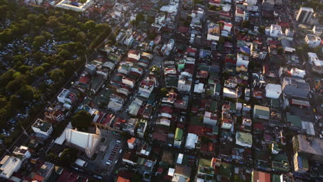vista aérea sobre el barrio de olimpia en la ciudad de makati, puesta de sol en manila, filipinas