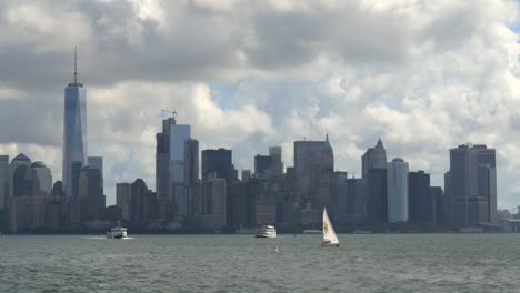 Barcos-que-pasan-el-horizonte-del-centro-de-Nueva-York