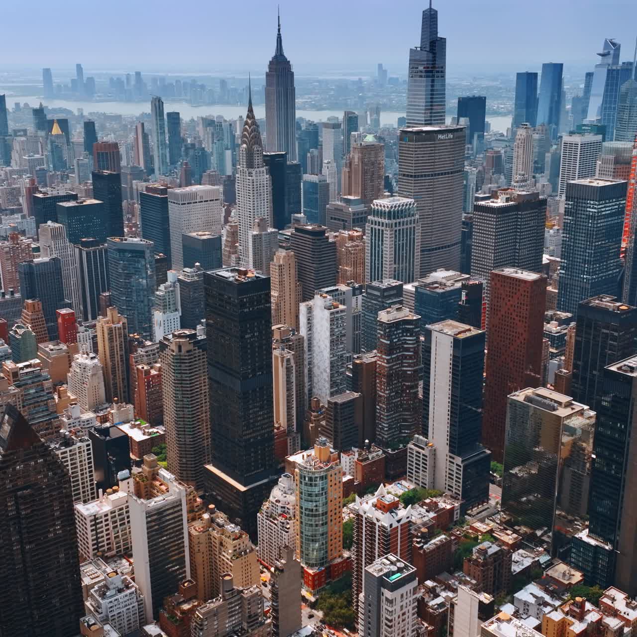 Architettura fitta e variegata del centro di New York. Meravigliosi grattacieli da una prospettiva aerea