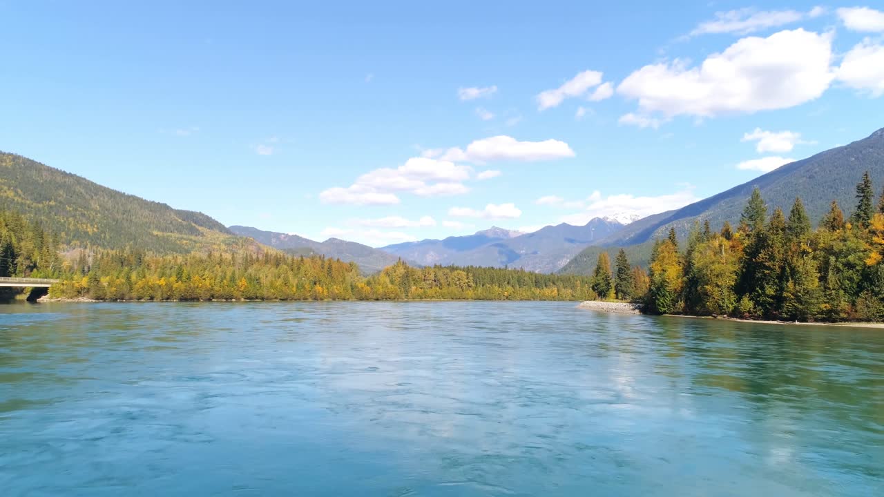 시골 의 경치 좋은 산 과 강 4k