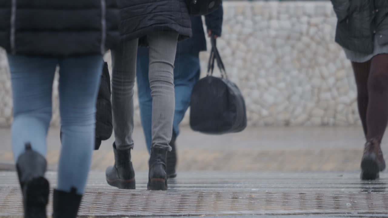 Passage piéton sous la pluie