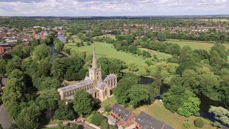 Ciudad-Histórica-De-La-Iglesia-Inglesa-De-La-Santísima-Trinidad-Junto-Al-Río-Avon-Weir,-Vista-Aérea-De-La-Campiña-De-Stratford-Upon-Avon