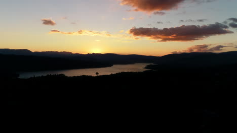 Vista-Aérea-De-La-Puesta-De-Sol-Sobre-El-Lago-Windermere,-Lake-District,-Reino-Unido