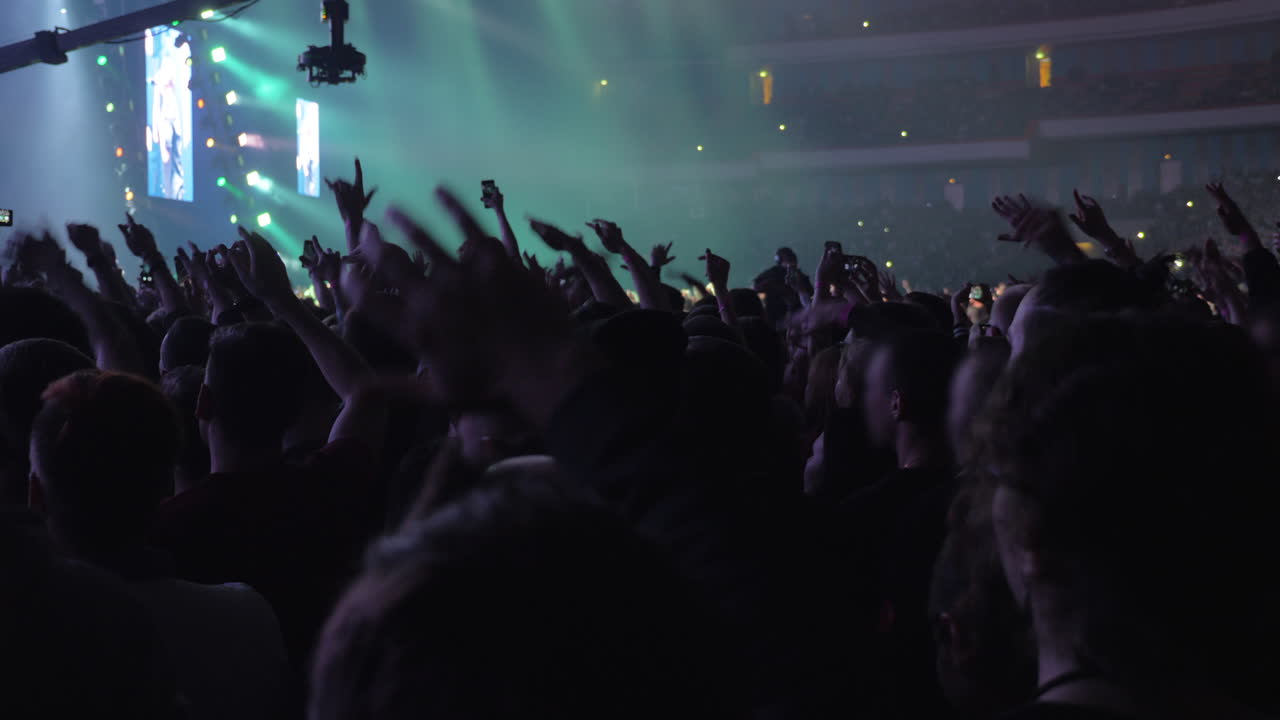sala da concerto affollata con un pubblico di ballerini eccitati