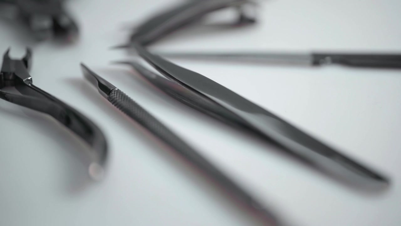 Primo piano di forbici e tronchesini usati dalle estetiste durante le manicure