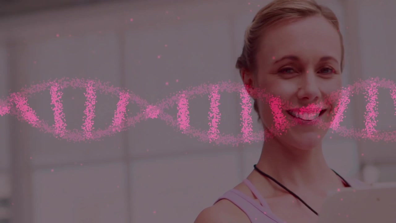 Gruppo di persone che si allenano pedalando in una palestra, con una sovrapposizione animata di una doppia elica di DNA rosa.
