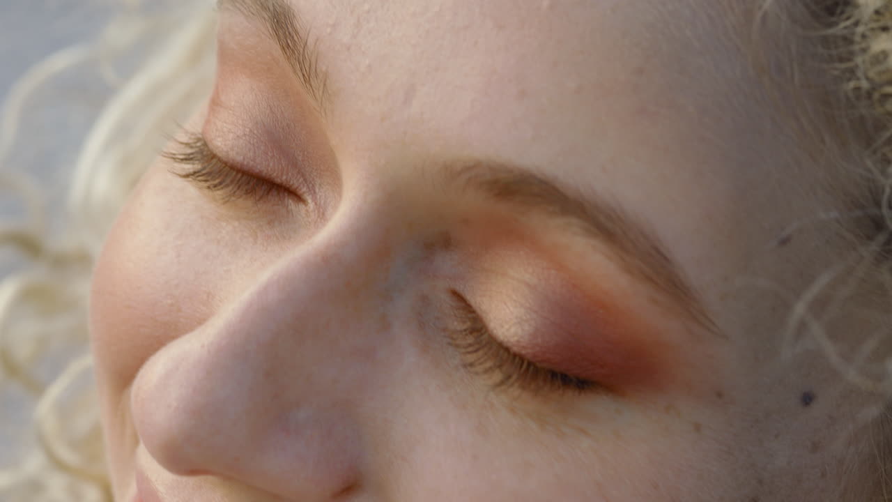 아름다운 금발 여성의 초상화 영성을 탐구하는 여행을  ⁇ 상하는 바람이 불고 있는 머리카락으로 평화로운 경험을 즐기는