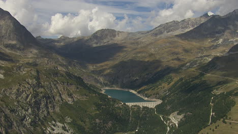 lac réservoir dans les alpes françaises, parc national de la vanoise - vue aérienne