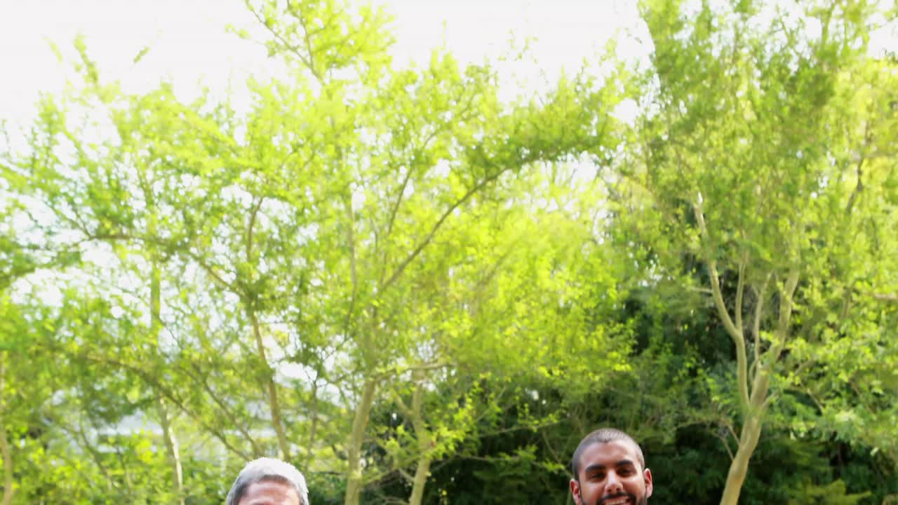 공원 4k에 서 있는 행복한 가족의 초상화