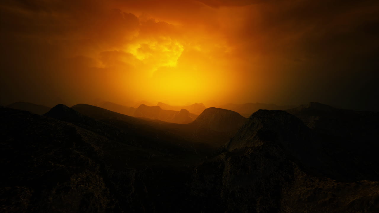 Majestätischer Sonnenuntergang über bergiger Landschaft mit glühendem Horizont.