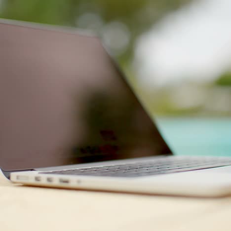 mujer usando su computadora portátil